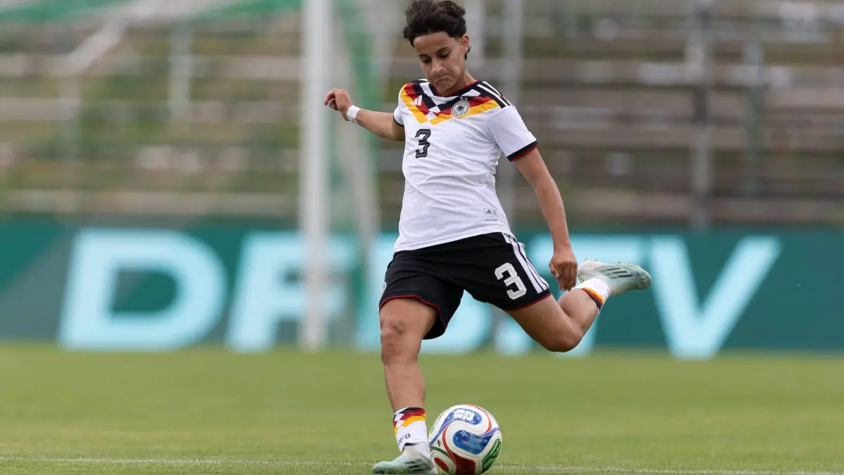 GER, Leipzig, DFB, Fussball, Frauenfussball, internationales Freundschaftsspiel, Deutschland U23 vs. Daenemark U23 : GER, Leipzig, DFB, Fussball, Frauenfussball, internationales Freundschaftsspiel, Deutschland U23 vs. Daenemark U23 im Bild v.l.: Dilara Acikgoez Deutschland U23 03, Aktion mit Ball 04.06.2026, Alfred-Kunze Sportpark Leipzig DFB REGULATIONS PROHIBIT ANY USE OF PHOTOGRAPHS AS IMAGE SEQUENCES AND/OR QUASI-VIDEO, *** GER, Leipzig, DFB, Football, Womens football, international friendly, Germany U23 vs Denmark U23 in picture v l Dilara Acikgoez Germany U23 03 , action with ball 04 06 2026, Alfred Kunze Sportpark Leipzig DFB REGULATIONS PROHIBIT ANY USE OF PHOTOGRAPHS AS IMAGE SEQUENCES AND OR QUASI VIDEO, Copyright: HMBxMedia/PaulxFritz
