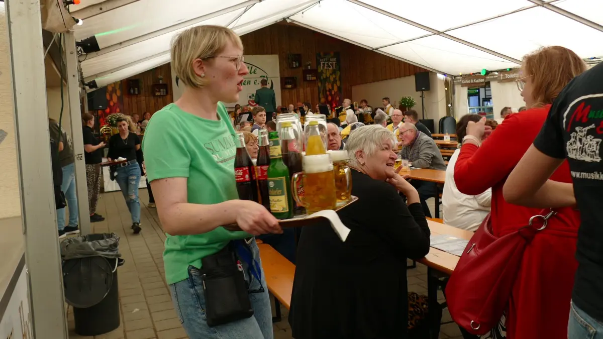 Es eilt: Pia Ehrmann bedient schon seit Jahren auf dem Eutinger "Kult-Bier-Fest". Besonders um die Mittagszeit kann es schnell stressig werden.