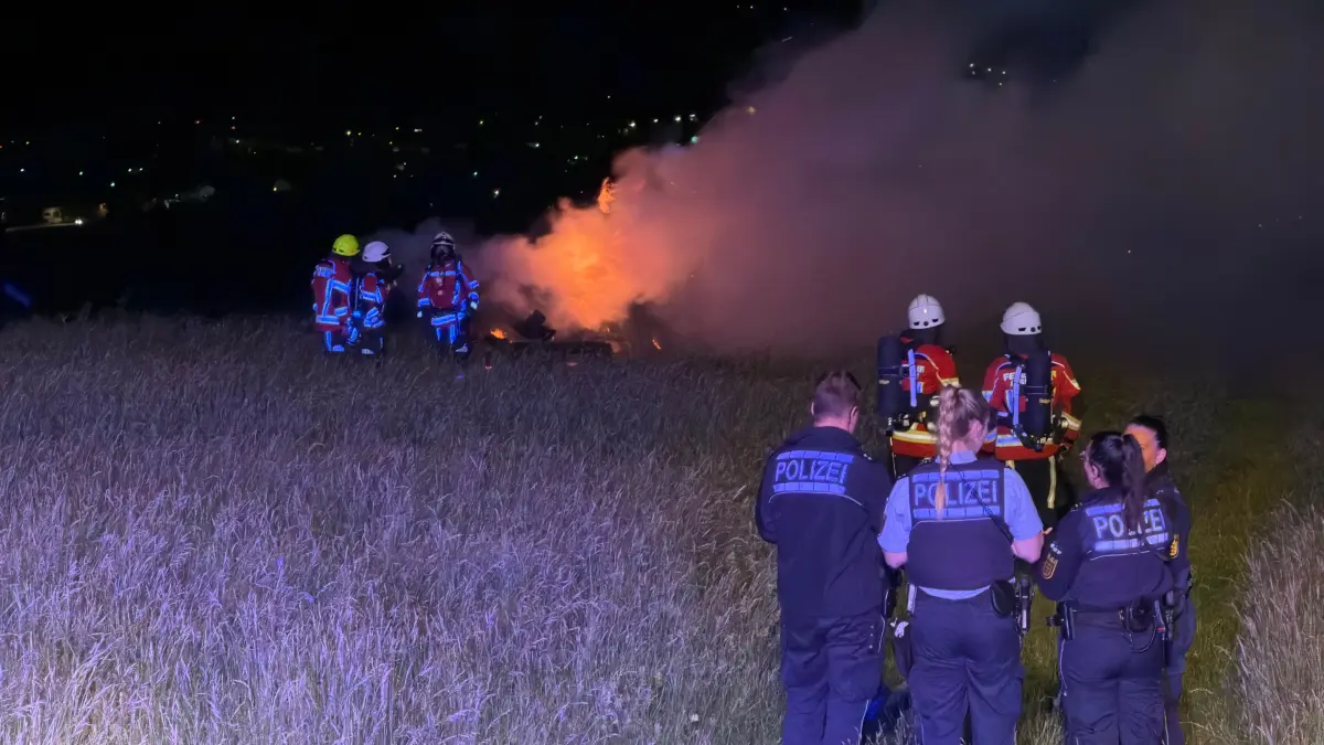 Ein gewaltiges Holzfeuer im Wald oberhalb von Thanheim sorgte am Mittwochabend für einen Großeinsatz der Bisinger Feuerwehr. Ein Flächenbrand konnte verhindert werden.