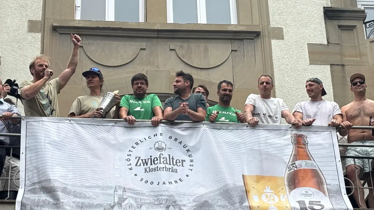 Die Gewinner des Stocherkahnrennens 2026: der Verein Nicaria.