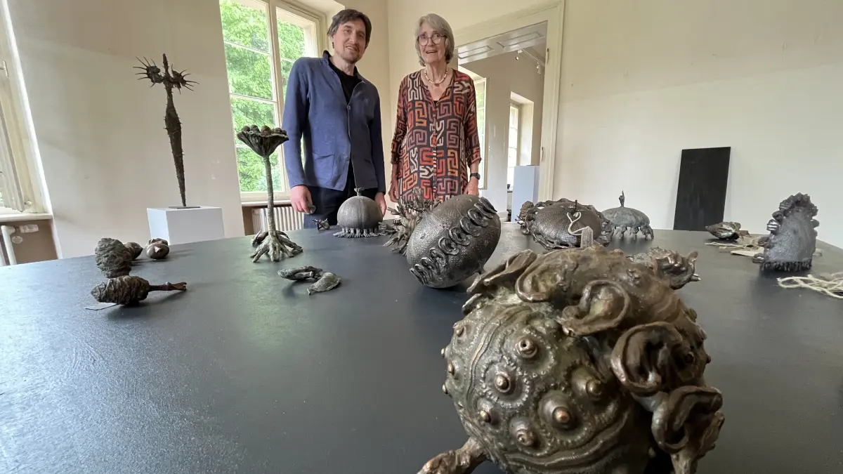 „Entstehung der Arten“ ist das Motto der Ausstellung in der Villa Eugenia, in der Schmuckkunst von Karin Orlowsky und Skulpturen von Vitali Safronov zu sehen sind.