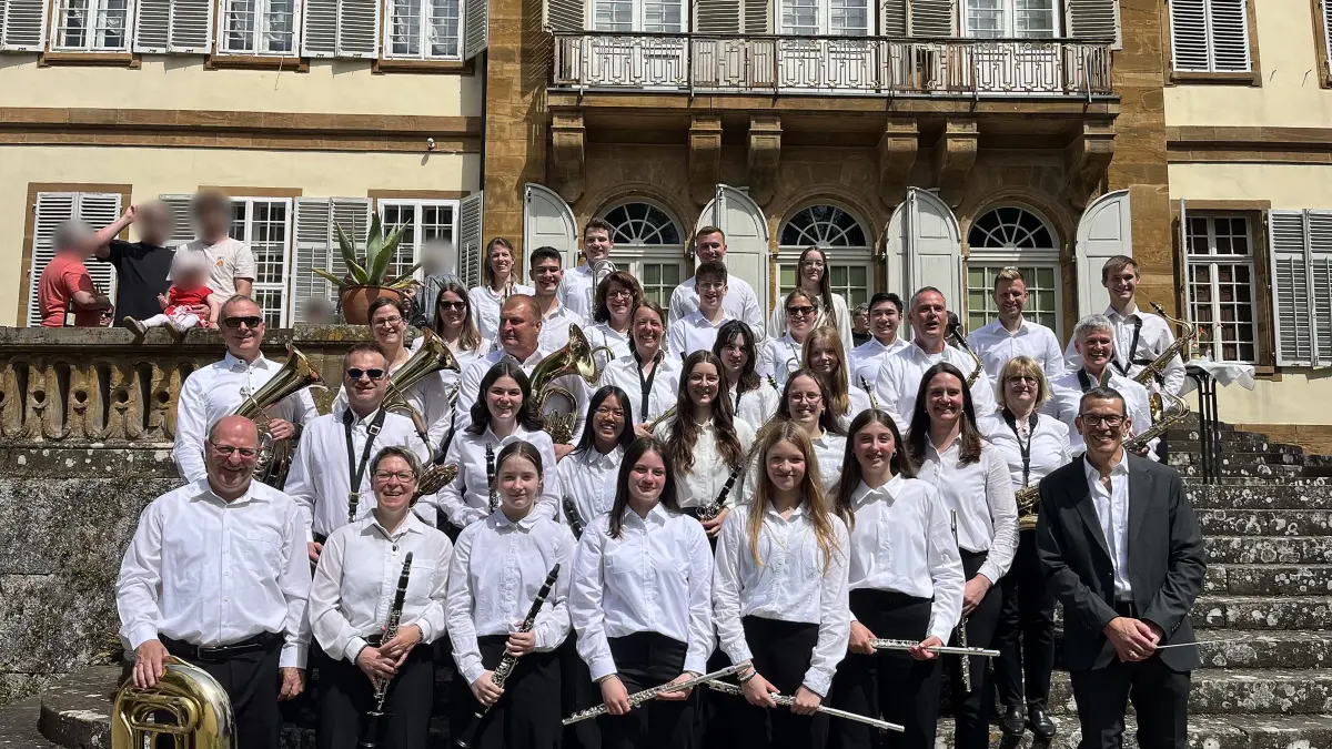 Bei der Muttertagsserenade im Schlossgarten des gräflichen Hauses Eybach wurde dieses Gruppenbild des Musikvereins aufgenommen.