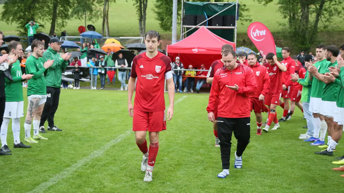 Starkes Zeichen des Fairplay: Der SV Dotternhausen steht nach dem Sieg Spalier und applaudiert demunterlegenen TSV Straßberg.