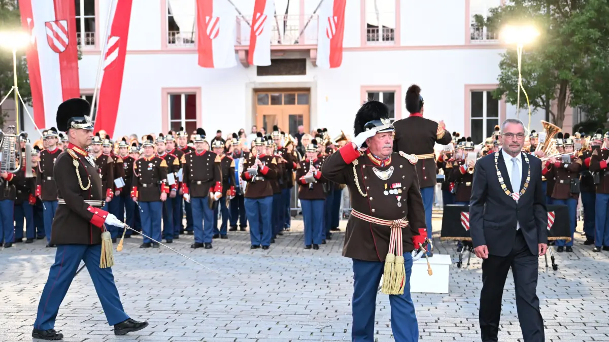 Ehingens Oberbürgermeister Alexander Baumann (rechts) nimmt zum letzten Mal den Großen Zapfenstreich der Ehinger Bürgerwache ab.
