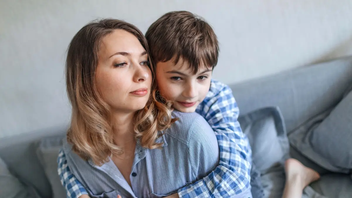 Mutter und Sohn: ILLUSTRATION - Worte für Emotionen zu finden, ist die Basis, um Kinder stark zu machen. (zu dpa: «Wie spricht man mit Kindern über sexuellen Missbrauch?») Foto: Oxana Guryanova/Westend61/dpa-tmn - ACHTUNG: Nur zur redaktionellen Verwendung im Zusammenhang mit dem genannten Text und nur bei vollständiger Nennung des vorstehenden Credits - Honorarfrei nur für Bezieher des dpa-Themendienstes +++ dpa-Themendienst +++