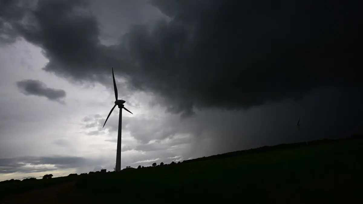 Unwetter in Niedersachsen: 04.06.2026, Niedersachsen, Hannover: Eine Gewitterfront mit dunklen Wolken zieht über die Region Hannover hinweg. Foto: Julian Stratenschulte/dpa +++ dpa-Bildfunk +++