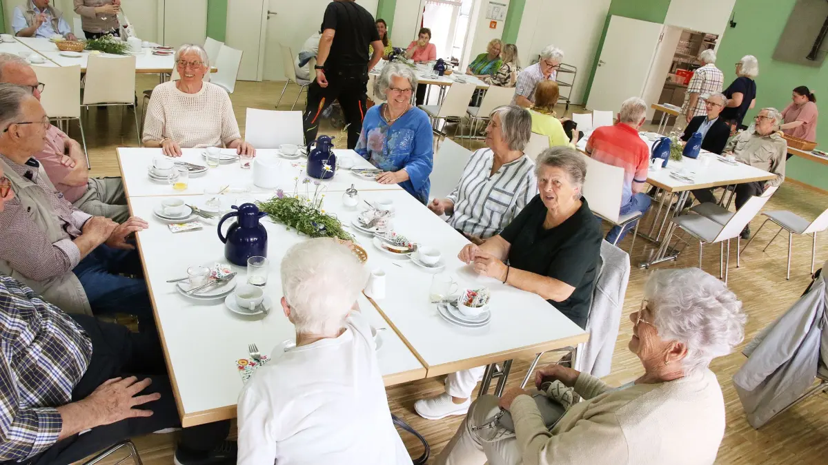 Beim Dienstagsfrühstück im Gemeindesaal von St. Maria wird fröhlich miteinander geplaudert, gelacht, gegessen. Manche kommen vor allem wegen des gemeinsamen Frühstücks und des Miteinanders dort in den Gottesdienst, der vorher stattfindet.