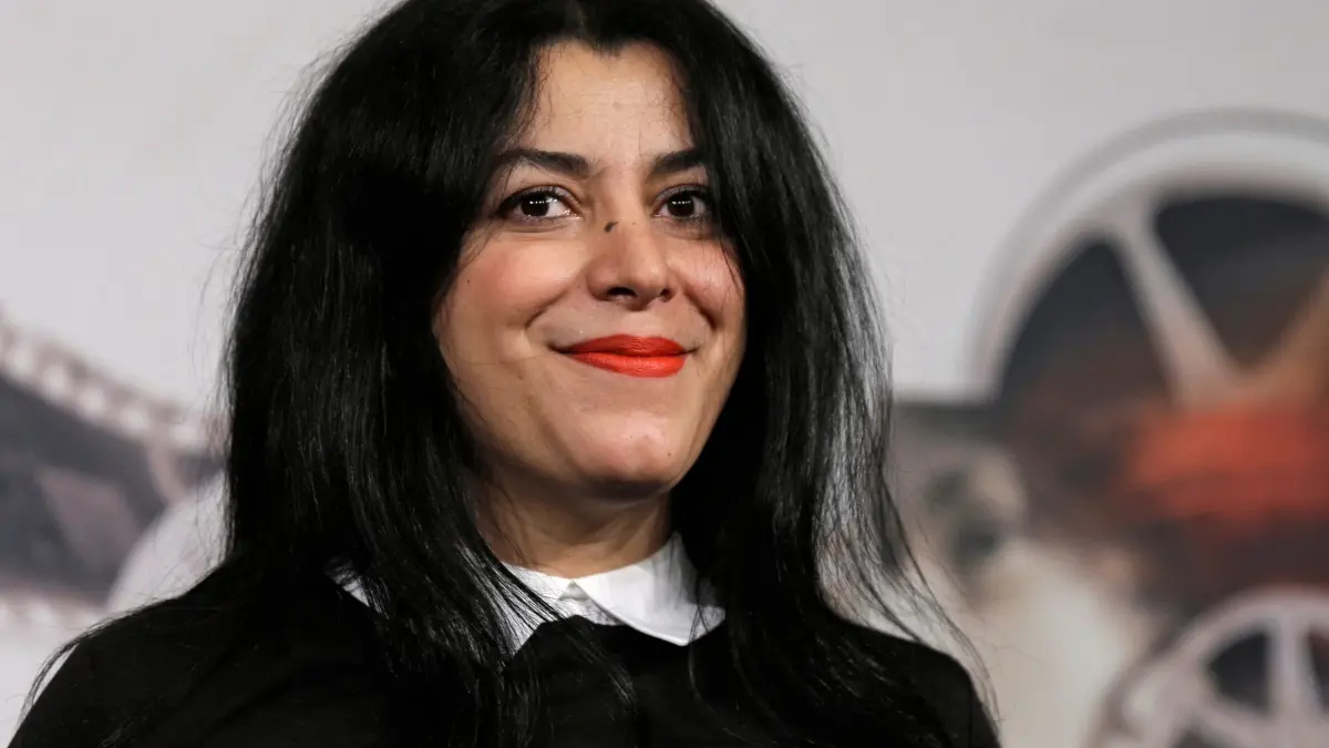 Marjane Satrapi: ARCHIV - 15.11.2012, Italien, Rom: Die Regisseurin, Illustratorin und Autorin Marjane Satrapi posiert für Fotografen, als sie den Film "La Bande des Jotas" bei der 7. Ausgabe des Internationalen Filmfestivals in Rom. Satrapi, die mit der Graphic Novel und dem Film "Persepolis" weltweit bekannt wurde, ist im Alter von 56 Jahren gestorben. Foto: Alessandra Tarantino/AP/dpa +++ dpa-Bildfunk +++
