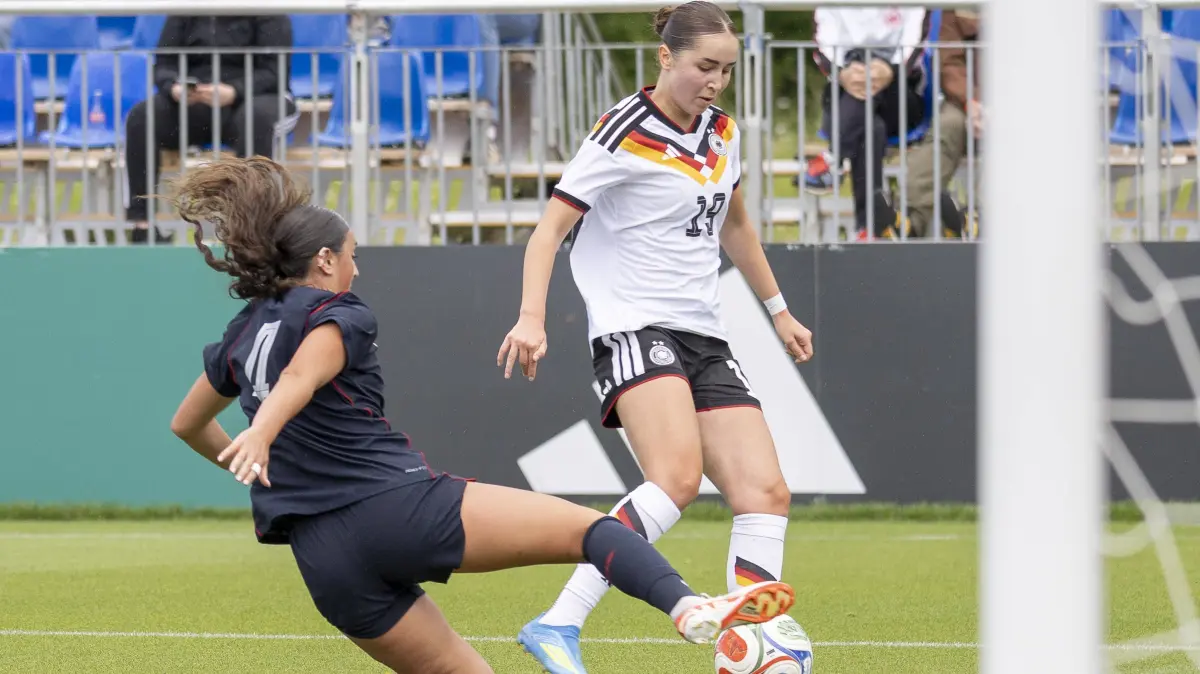 U19 Frauen Testspiel: Deutschland - USA, 05.06.2026: U19 Frauen Testspiel: Deutschland - USA, 05.06.2026 Edra Bello USA U19 4 grätscht den Ball von Laila Portella Deutschland U19 19 ab, Deutschland - USA, Frankfurt, DFB-Campus, 5.6.2026 *** U19 Womens Test Match Germany USA, 05 06 2026 Edra Bello USA U19 4 stalks the ball away from Laila Portella Germany U19 19, Germany USA, Frankfurt, DFB Campus, 5 6 2026 Copyright: xBEAUTIFULxSPORTS/Gawlikx