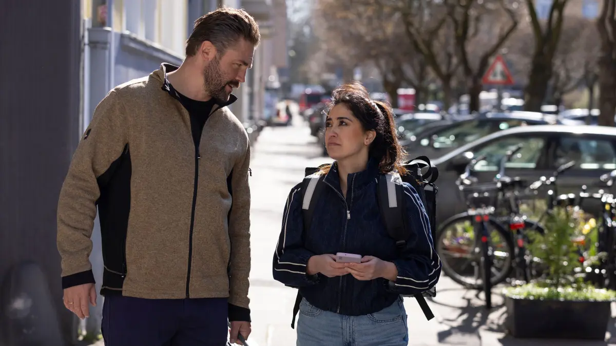 Esma (Özge Delioglan) fiebert angespannt einer Nachricht von Tobias wegen des Plagiatsvorwurfs entgegen. Links Bambi (Ben Heinrich)