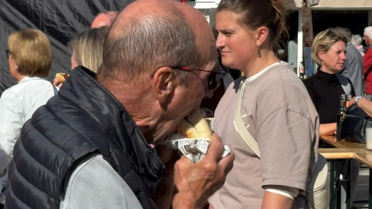 Pommes und Bratwürste haben den Vorteil, dass man den Mund nicht gar so weit öffnen muss, wie bei manch anderen Speisen, die beim Hechinger Abendmarkt gereicht werden.