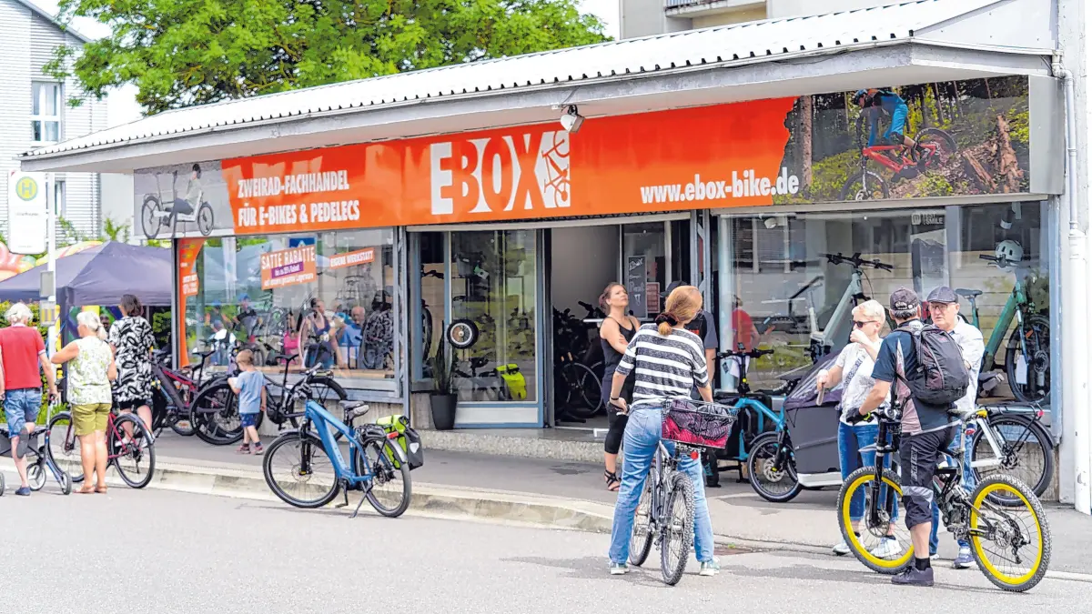 Auch mit dabei: Die E-Box mit ihrer Präsentation von Elektrofahrrädern. Der Fachhändler bietet außerdem die Möglichkeit, die Räder Probe zu fahren.⇥ Foto: Autohaus Koch