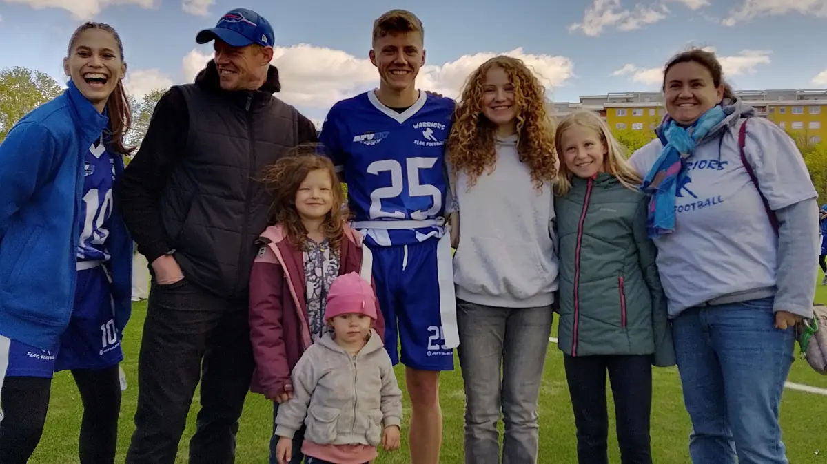 Haben gut lachen: Quarterback Emma Kimmelmann und die ganze Familie Laukenmann mit (von links) Papa Boris, Edda, Solveig, Kjell, Linnea, Clara und Mama Susanne. Die Bayern-Auswahl gewann die deutsche U-17-Meisterschaft im Flag Football.