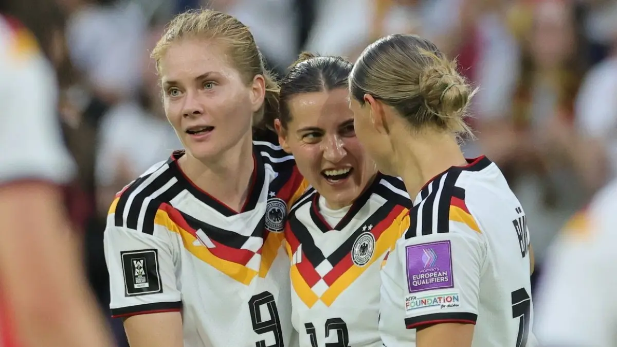 Deutschland - Norwegen: 05.06.2026, Nordrhein-Westfalen, Köln: Fußball, Frauen, WM-Qualifikation Europa Frauen, Deutschland - Norwegen, Liga A, Gruppe D, 5. Spieltag, RheinEnergieStadion. Carlotta Wamser (Deutschland, M) bejubelt ihr Tor zum 2:0 mit Sjoeke Nüsken (Deutschland, 2.v.l.) und Klara Bühl (Deutschland, 2.v.r.). Foto: Rolf Vennenbernd/dpa +++ dpa-Bildfunk +++