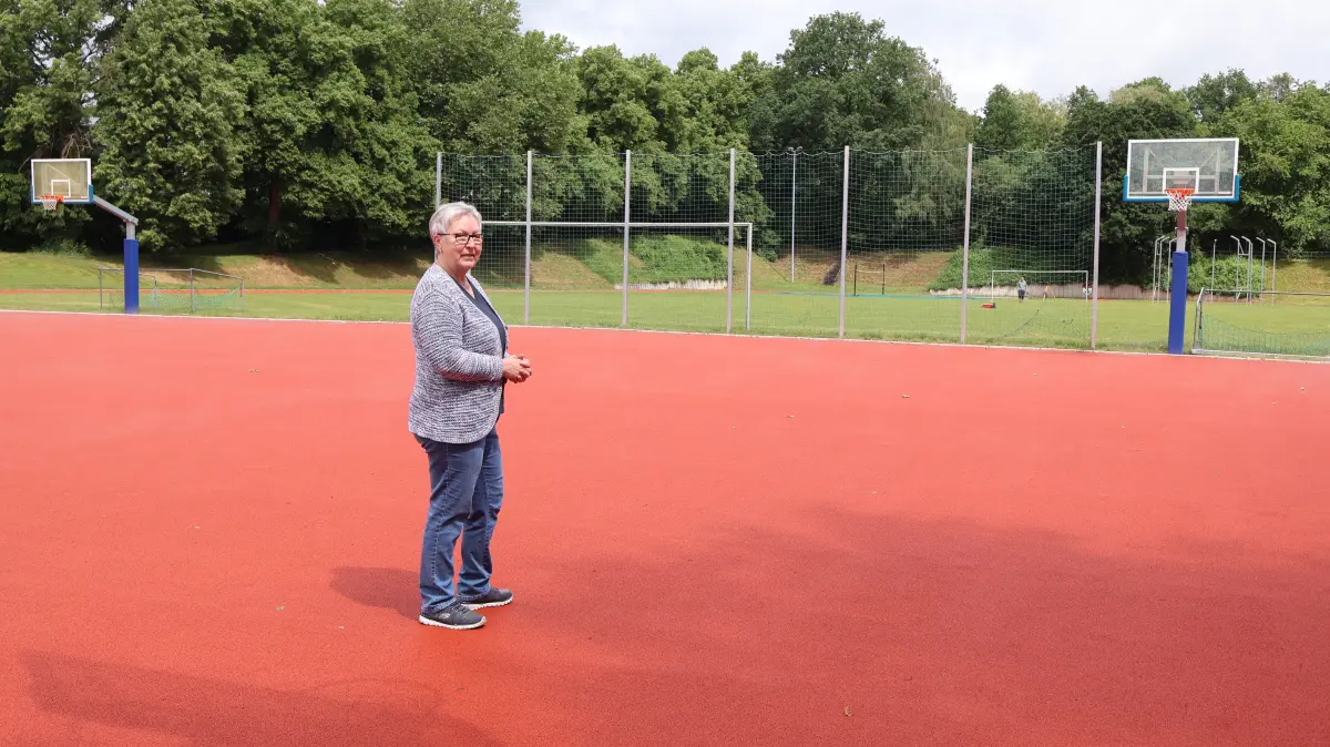 Gabriele Keppeler auf dem Kleinfeld des neu sanierten Turnerschaftsstadion in Göppingen.