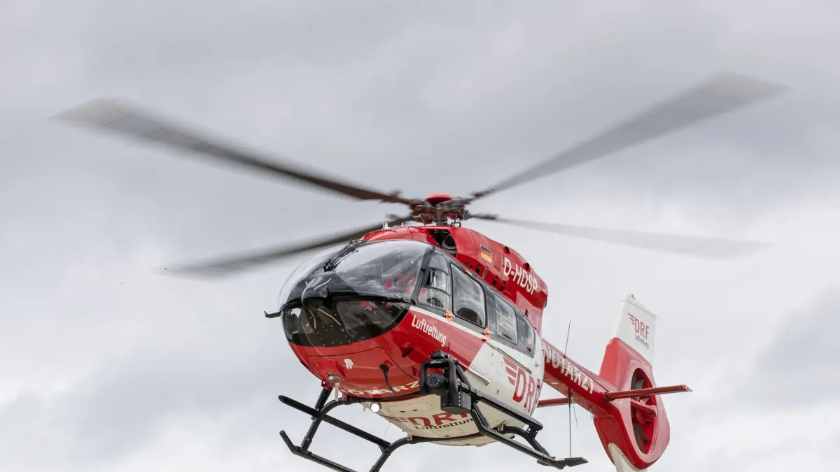 ARCHIV - 17.08.2021, Bayern, Regensburg: Ein Rettungshubschrauber fliegt einen Einsatz. (zu dpa: «Fünf Verletzte bei Frontalzusammenstoß auf Bundesstraße») Foto: Daniel Karmann/dpa +++ dpa-Bildfunk +++