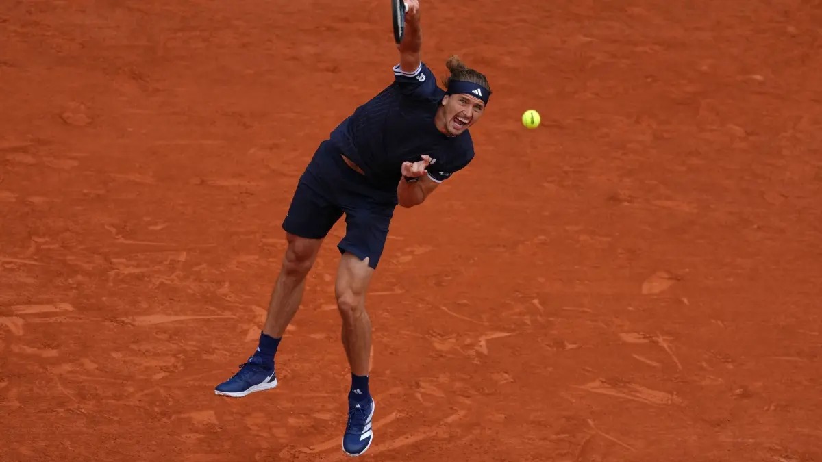 French Open: 05.06.2026, Frankreich, Paris: Tennis, Männer, Grand Slam, French Open, Halbfinale, Mensik (Tschechien) - Zverev (Deutschland): Alexander Zverev beim Aufschlag. Foto: Aurelien Morissard/AP/dpa +++ dpa-Bildfunk +++