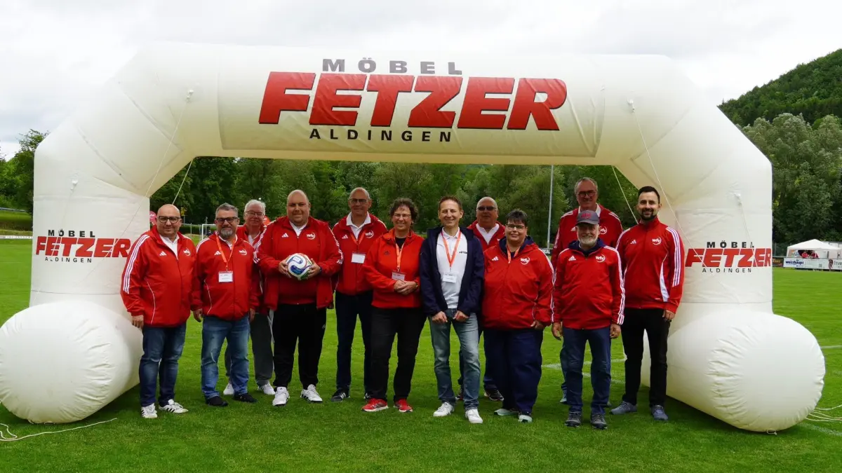 Pokalspielleiter Sebastian Müller (mit Ball) vom Württembergischen Fußballverband (WFV) mit seinen Kolleginnen und Kollegen am Finaltag in Pfeffingen.