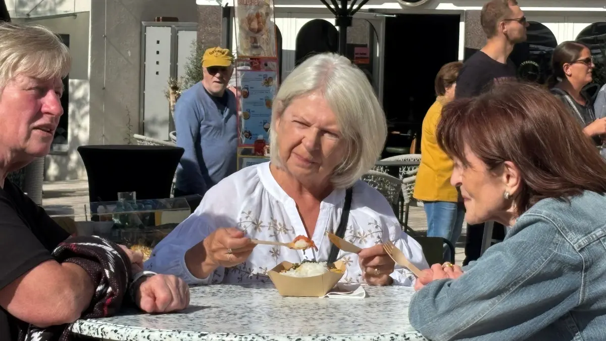 Gemütlich stehen und reden, kein Problem beim Hechinger Abendmarkt. Es empfiehlt sich allerdings, halbwegs früh zu kommen, dann ergattert man sich noch ein Tischle.