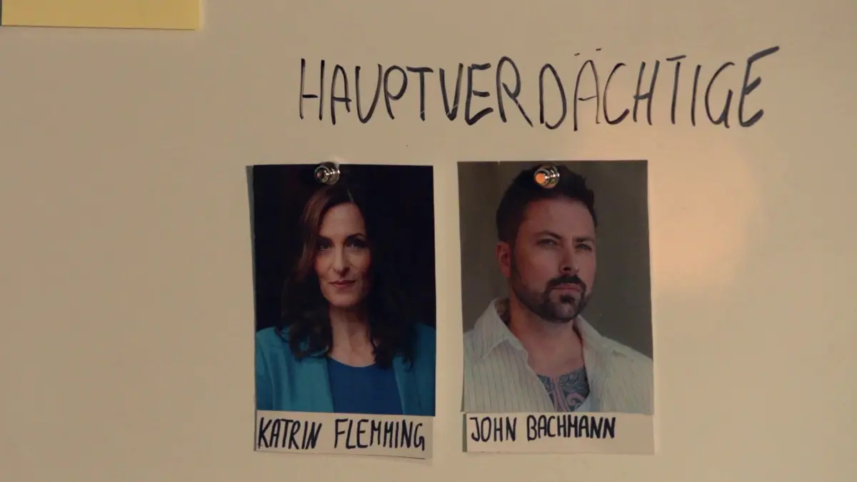 Katrin (Ulrike Frank) und John (Felix von Jascheroff) zählen ab sofort zu den Hauptverdächtigen.
