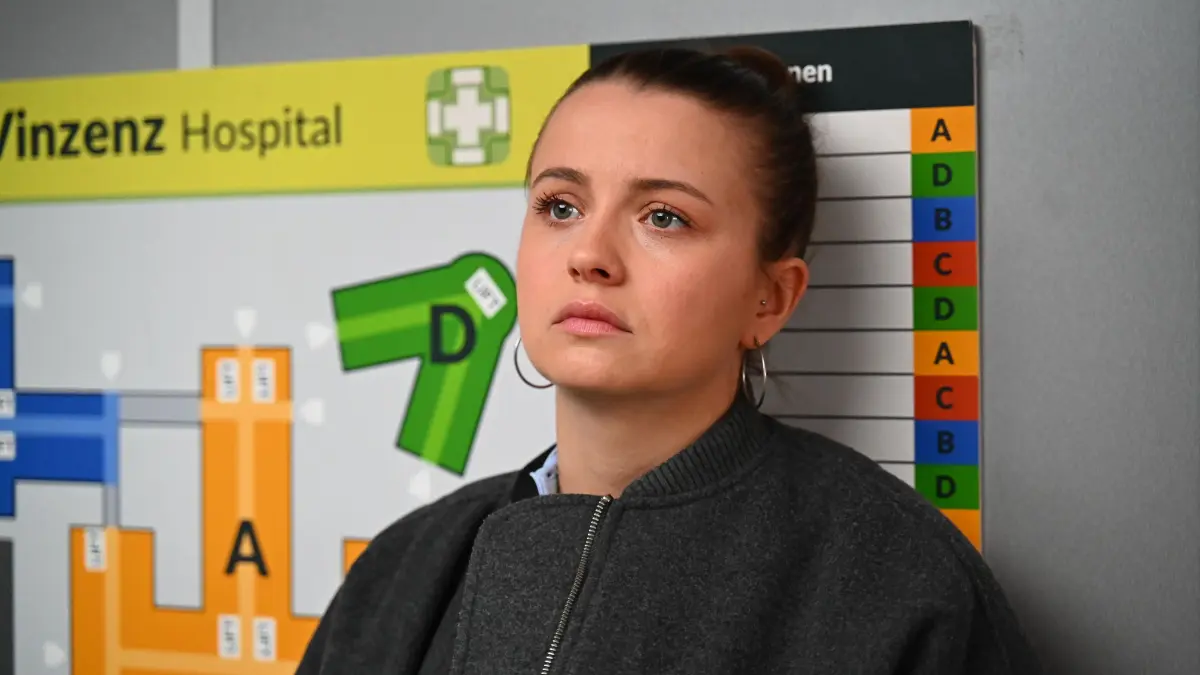 Lucie (Julia Wiedemann) ist nach ihrer niederschmetternden Diagnose wie gelähmt.