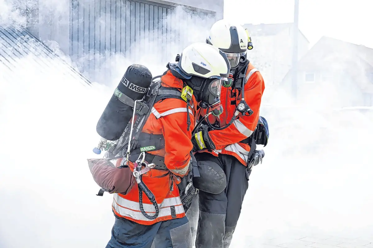 In echten „Fällen“, kann es schon sein, dass Rauch den Helfern die Sicht vernebelt. ⇥Fotos: Feuerwehr