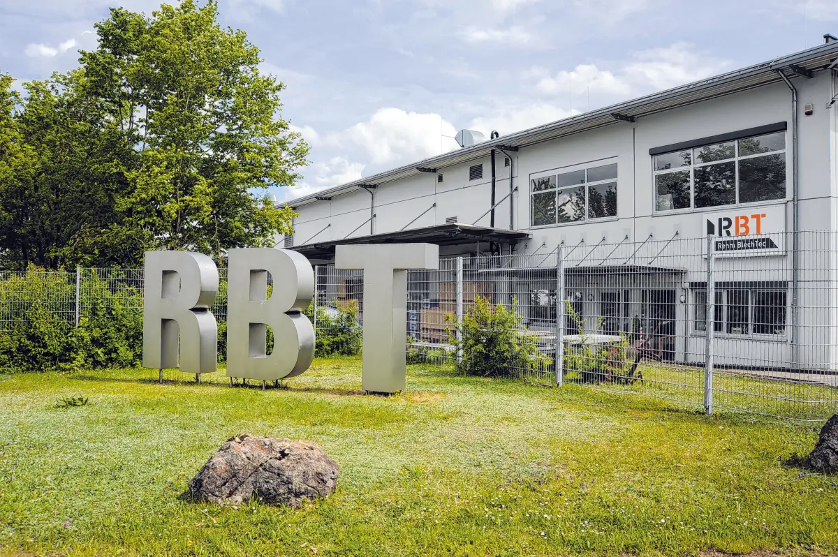 Die Firma BechTec in Blaubeuren-Seissen hat das Produktionsgebäude vergrößert (Bild Mitte), um Frästechnik in höchster Präzision anzubieten – das macht den Betrieb zu einem Hightech-Unternehmen.