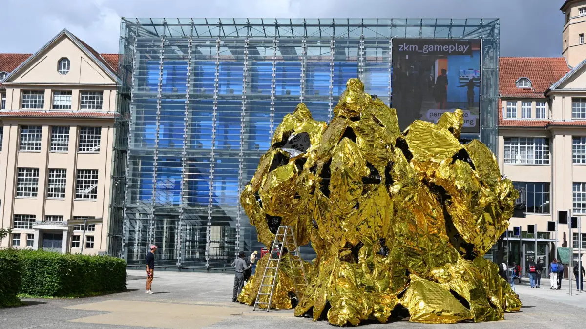 ZKM in Karlsruhe zeigt Konzeptausstellung „Mars!“: Das Zentrum fuer Kunst und Medien (ZKM) in Karlsruhe nutzt ein fiktives Projekt zur Besiedlung des Mars, um Antworten auf draengende Probleme auf der Erde zu finden. In einer Ausstellung mit dem Titel "MARS!" werden ab dem 6. Juni die Ergebnisse dieses Gedankenexperiments praesentiert (im Foto vom 05.06.2026: Aussenansicht ZKM mit Plastik aus dem Marsprojekt). Das Projekt "MARS! Mobilizing Awareness for Resilient Societies!" ("MARS! Bewusstsein fuer widerstandsfaehige Gesellschaften schaffen!") soll als Denkanstoss dienen und aufzeigen, welche oekologischen, sozialen und politischen Veraenderungen fuer ein nachhaltiges Leben notwendig sind. Fuenf Monate lang entwickelten Experten und Buerger in Workshops Prototypen fuer ein Leben auf dem Mars. (Siehe epd-Bericht vom 05.06.2026)