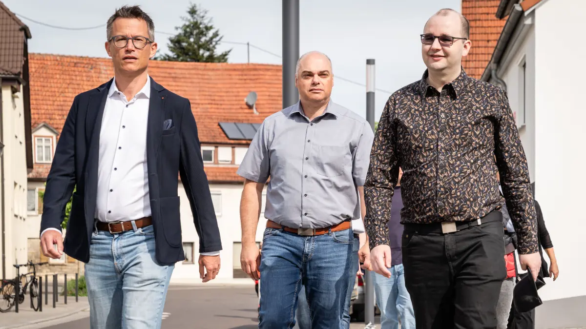 Beim Spaziergang durch Ofterdingen musste Landrat Hendrik Bednarz feststellen, dass die deutsche Bürokratie vor allem für kleinere Gemeinden Tücken hat.