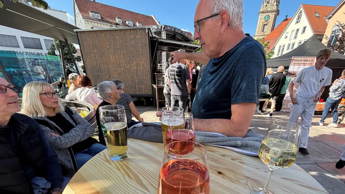 Ob Rosé oder Weißwein, bei diesen wieder sommerlichen Temperaturen ist es angeraten, auch gute Tropfen etwas schneller aus dem Glas in den Körper zu befördern. Nachschub gibt es schließlich reichlich beim in der weiten Region beliebten "Tischlein deck dich"-Abendmarkt in Hechingen.