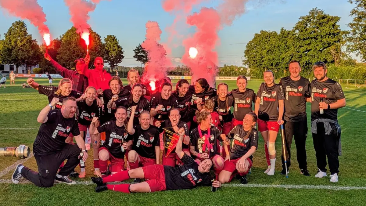 Titel verteidigt! Die Fußballerinnen des TSV Holzheim krönen sich zum Bezirksliga-Meister 2025.