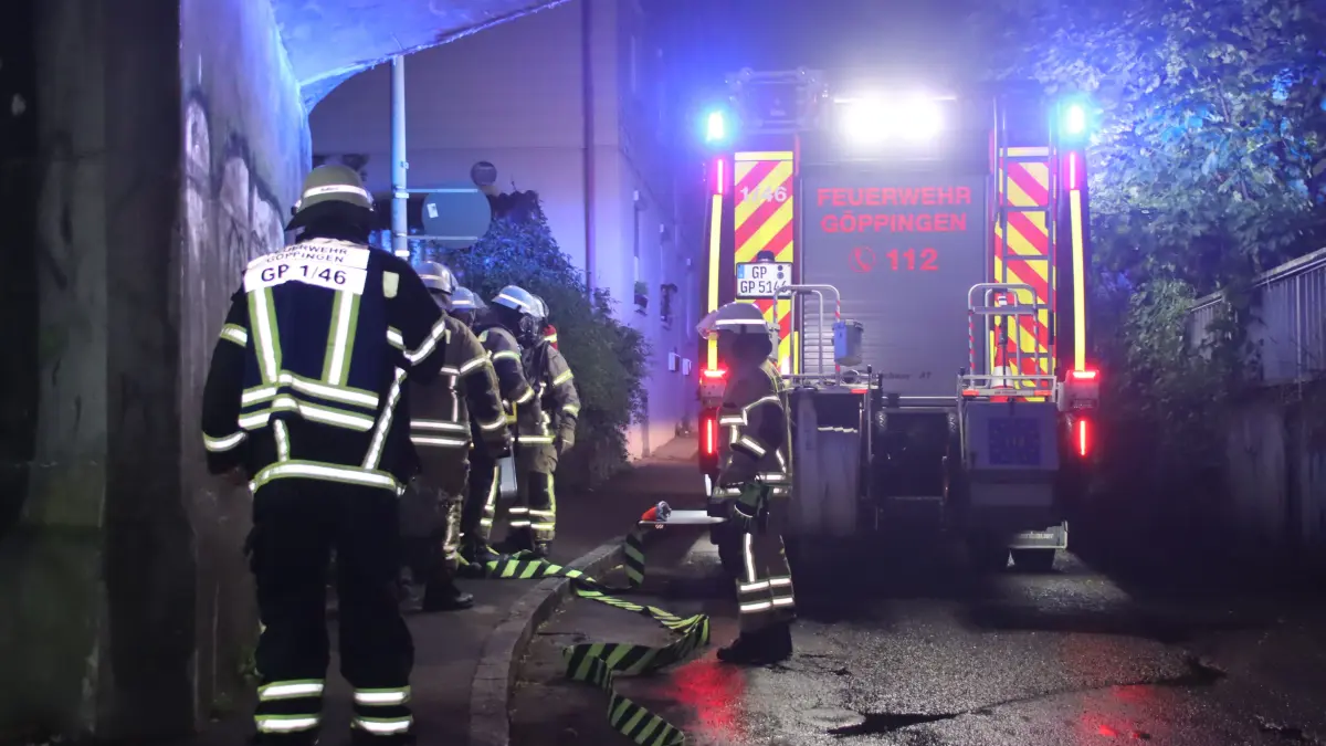 Die Göppinger Feuerwehr hat am frühen Freitagmorgen in der Bahnhofstraße einen Brand in der Bäckerei eines Supermarkts gelöscht.