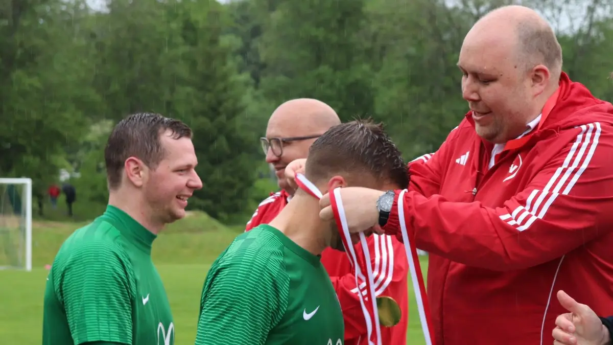 Pokalspielleiter Sebastian Müller bei der Siegerehrung des Pokalsiegers SV Dotternhausen.