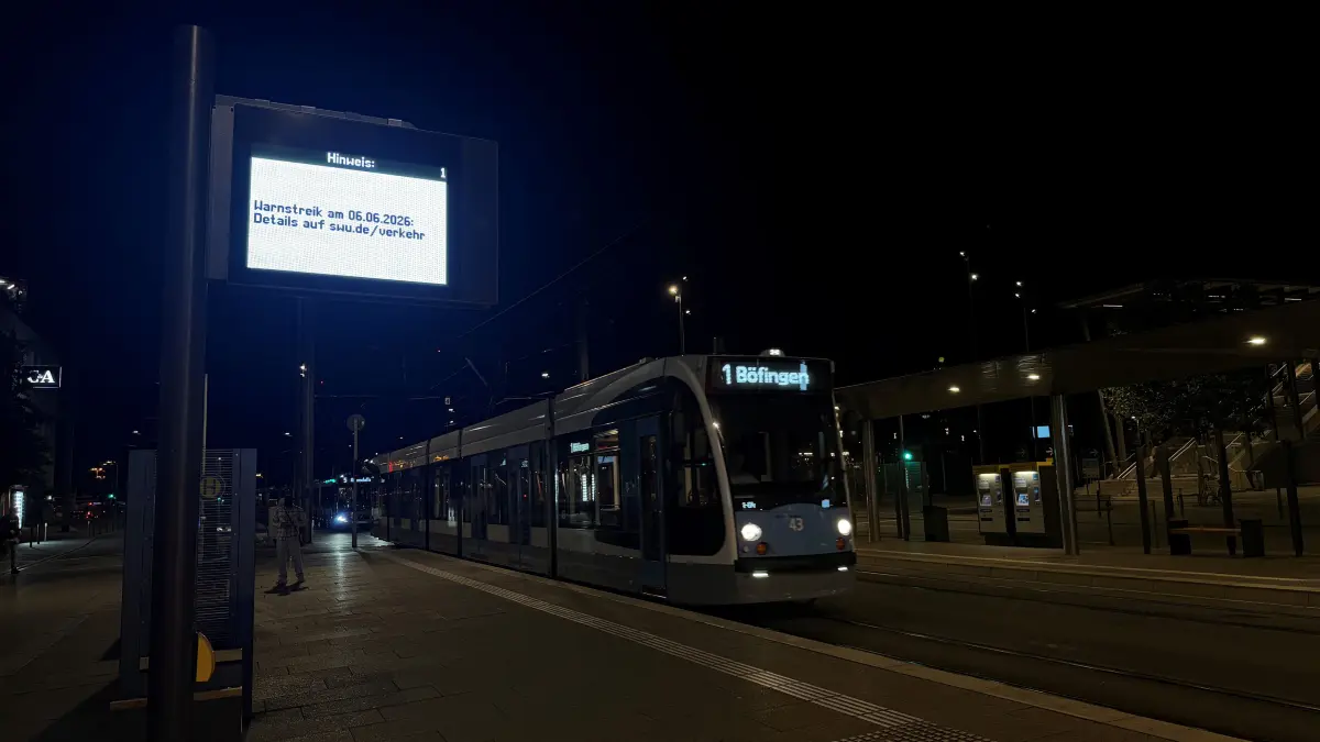 Eine der letzten Straßenbahnen, die am Freitagabend vom Ulmer Hauptbahnhof in Richtung Böfingen fuhr. Den kompletten Samstag ist der ÖPNV stark eingeschränkt. Grund ist ein Streik.