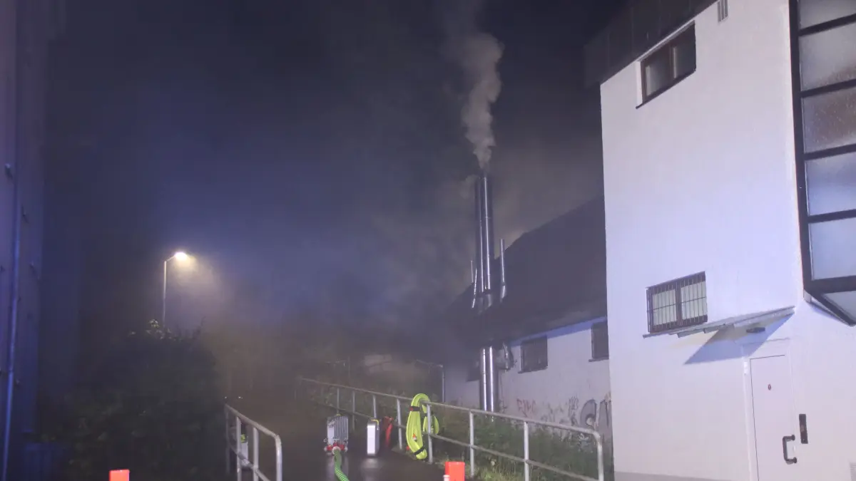 Rauch dringt aus der Bäckerei des Supermarkts in der Göppinger Bahnhofstraße.