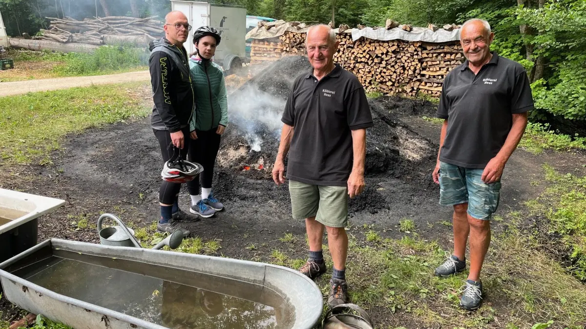 Nassachtal Köhler Otto und Rolf Hees (Mitte,. rechts) Baierecker Feuerwehrabteilungskommandant Holger Bischoff