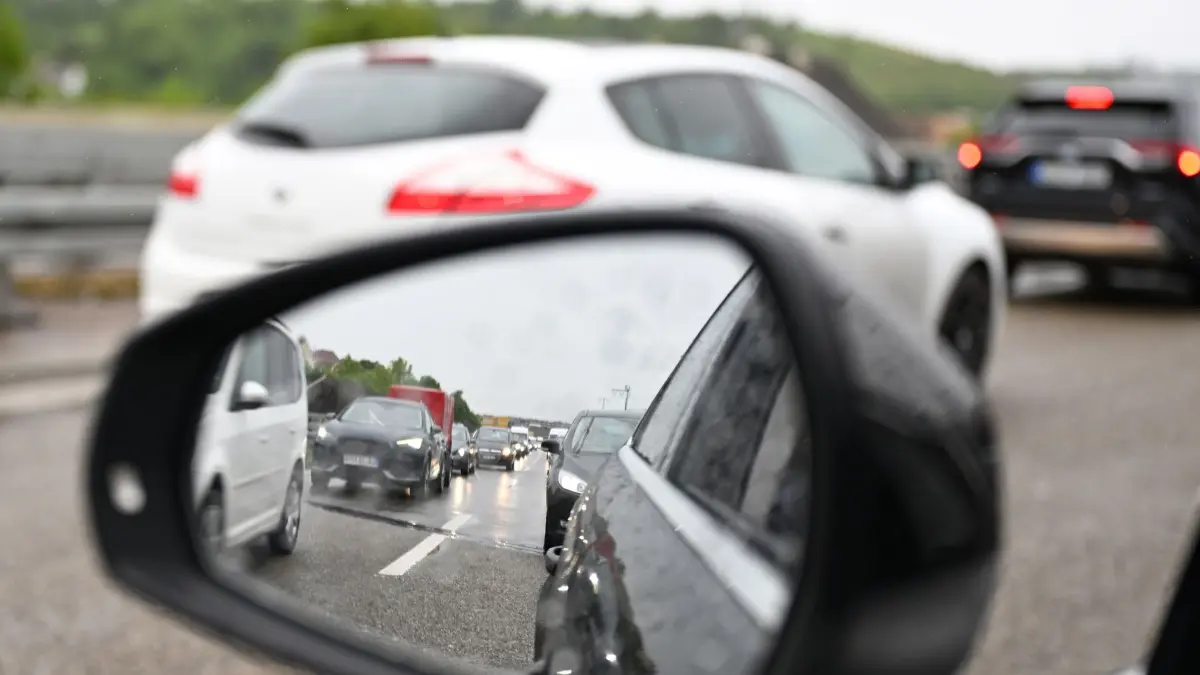 Stau: ARCHIV - 17.05.2024, Baden-Württemberg, Stuttgart: Autos stehen dicht an dicht auf einer Bundesstraße bei Stuttgart. (zu dpa: «Geduldsprobe auf der Autobahn: Zum Ferienende drohen Staus») Foto: Bernd Weißbrod/dpa +++ dpa-Bildfunk +++