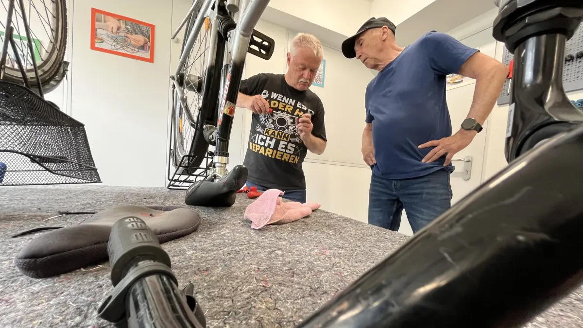 Klaus Rötzer (links) und Dieter Nobis stehen im neuen Neu-Ulmer Reparatur-Café bereit, um etwa Fahrräder wieder auf Vordermann zu bringen.