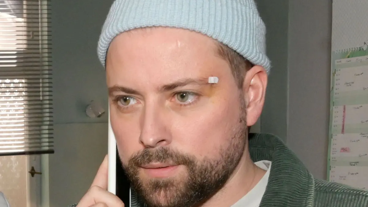 John (Felix von Jascheroff) macht sich mit einer GZSZ-Szene verdächtig.