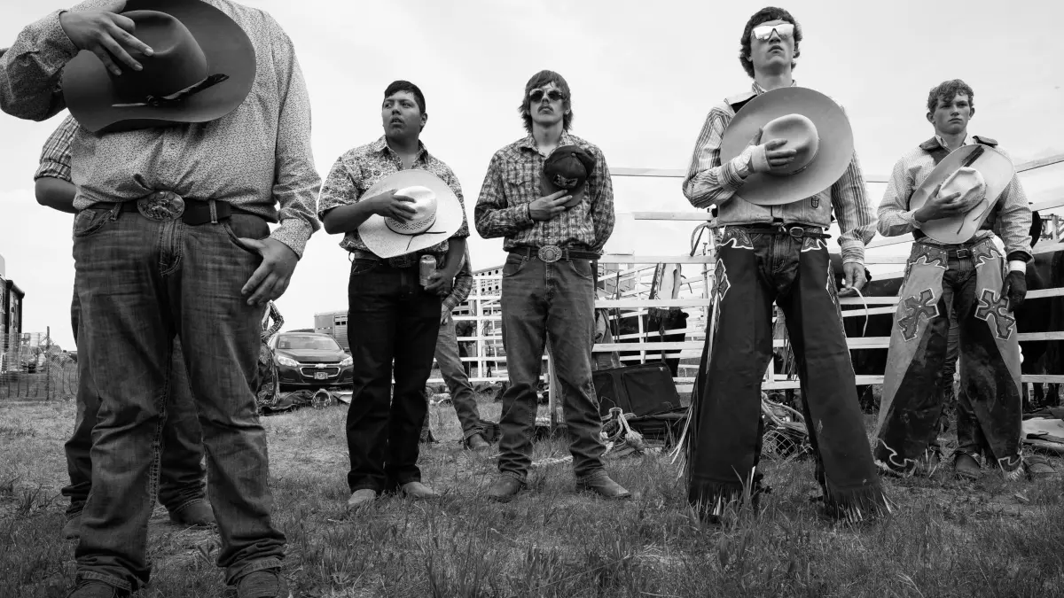 Gebet vor dem Rodeo: Diese Cowboys fotografierte Richard Sharum 2023 im Yankton-Sioux-Reservat im US-Bundesstaat South Dakota