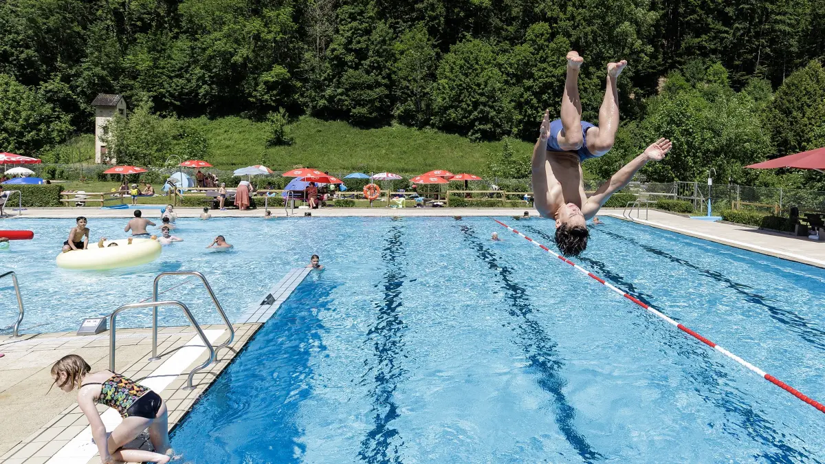 Sonne, blauer Himmel und volle Liegewiesen. Badespaß im Wiesensteiger Tälisbad. Bei Sommerlichen Temperaturen suchen viele Wassersport begeistere, von jung bis alt, eine Abkühlung im Freibad. Bild: Wiesensteiger Tälisbad.