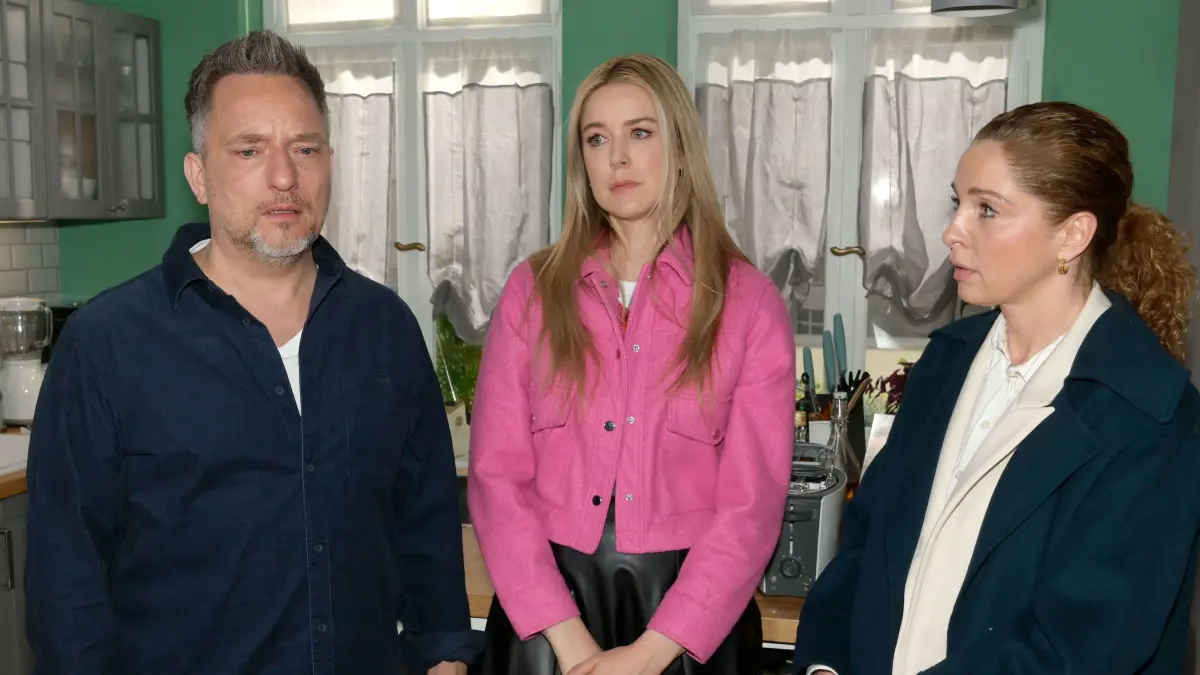 Michi (Lars Pape), Jessica (Nina Ensmann) und Nina (Maria Wedig) trauern um Carlos.