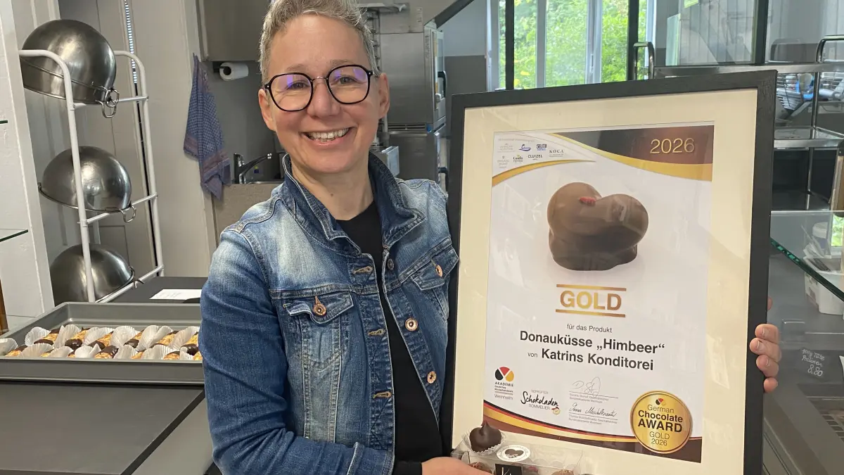 Schoko-Küsse der besonderen Art: Katrin Naas hat eine Auszeichnung von den diesjährigen "German Chocolate Awards" mit zurück nach Ehingen gebracht.
