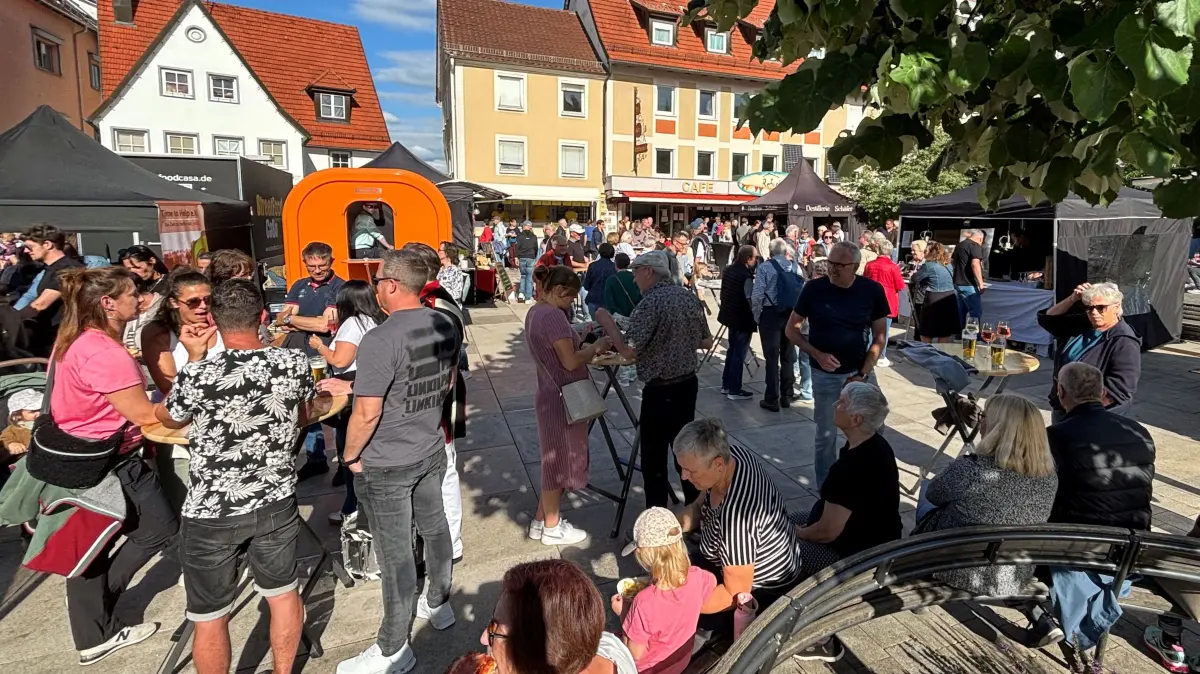 Nur keine Hemmungen: Wenn das Hechinger Tischlein gedeckt wird, ist immer noch ein Plätzle frei. Der Obertorplatz bietet zudem reichlich Sitzgelegenheiten.