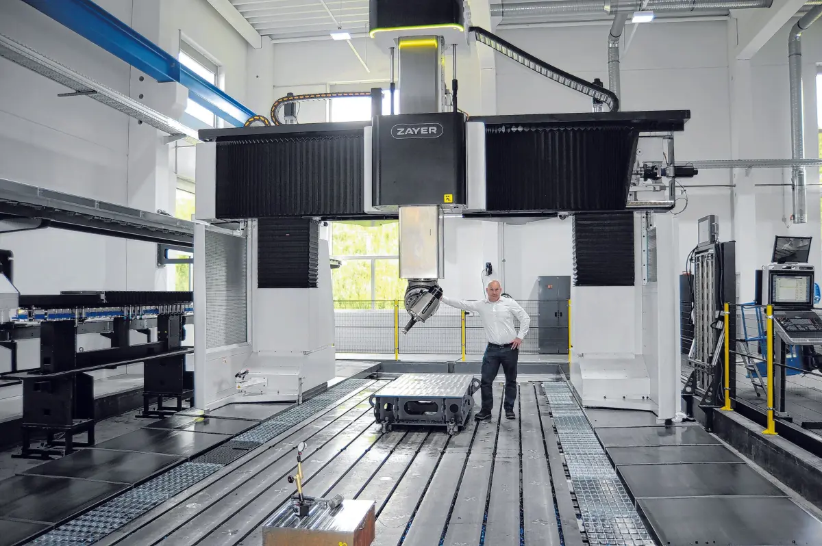 Auf das neue Herzstück der BlechTec-GmbH ist Geschäftsführer Thomas Hack besonders stolz: die Fünf-Achsen-Fräsmaschine der Marke Zayer. ⇥Fotos: Thomas Löffler