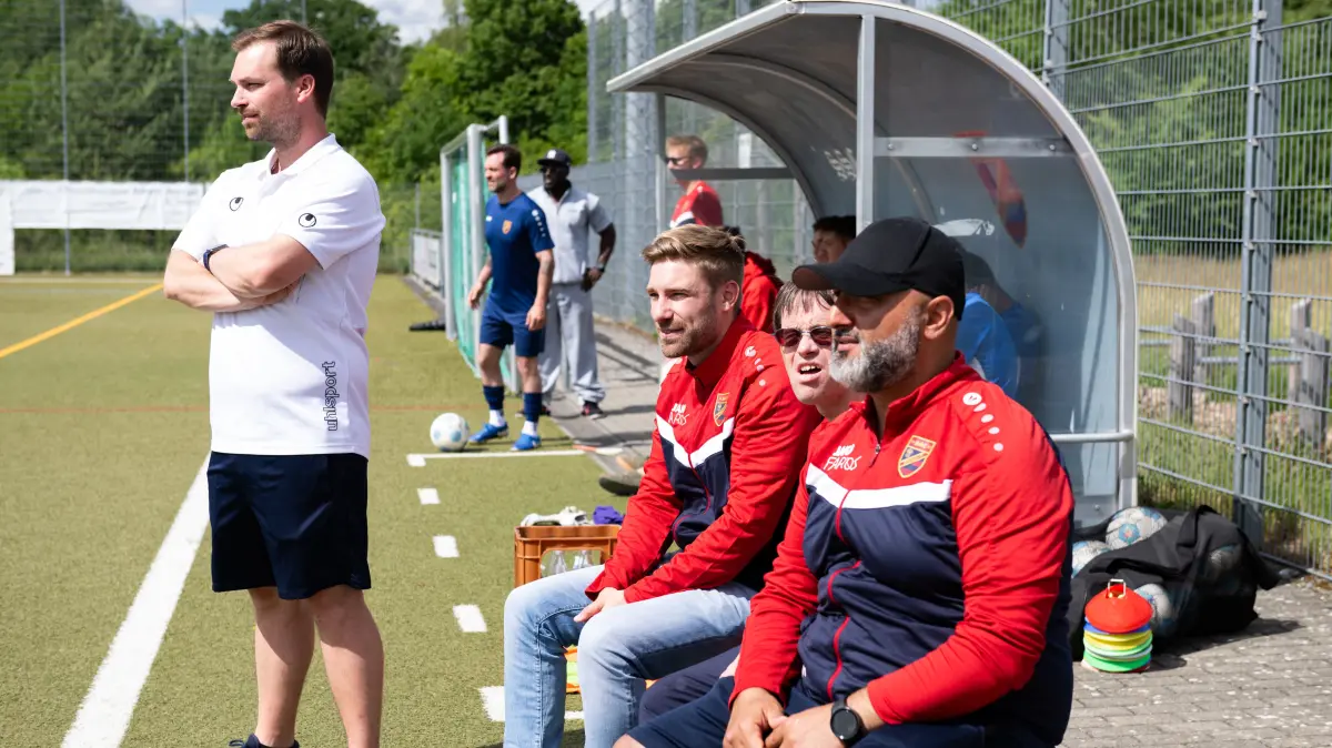 SSC Tuebingen vs. SV Zimmern, , Landesliga Staffel 3, Wuerttemberg, 34. Spieltag, Saison 2025/2026, 06.06.2026: das Trainerteam, v.l.; Andreas Felger, (SSC Tuebingen, Trainer), Jonathan Annel (SSC Tuebingen, assoziierendes Mitglied im Trainerstab), und Haissam Chaaban, (SSC Tuebingen, Co Trainer),
SSC Tuebingen vs. SV Zimmern, , Landesliga Staffel 3, Wuerttemberg, 34. Spieltag, Saison 2025/2026, 06.06.2026
Eibner-Pressefoto/Andreas Ulmer
