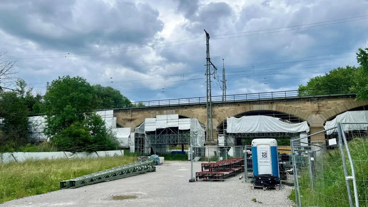 Die Arbeit an dieser Brücke verhindern auf Jahre hinaus Wohnwagen an der Jagst.