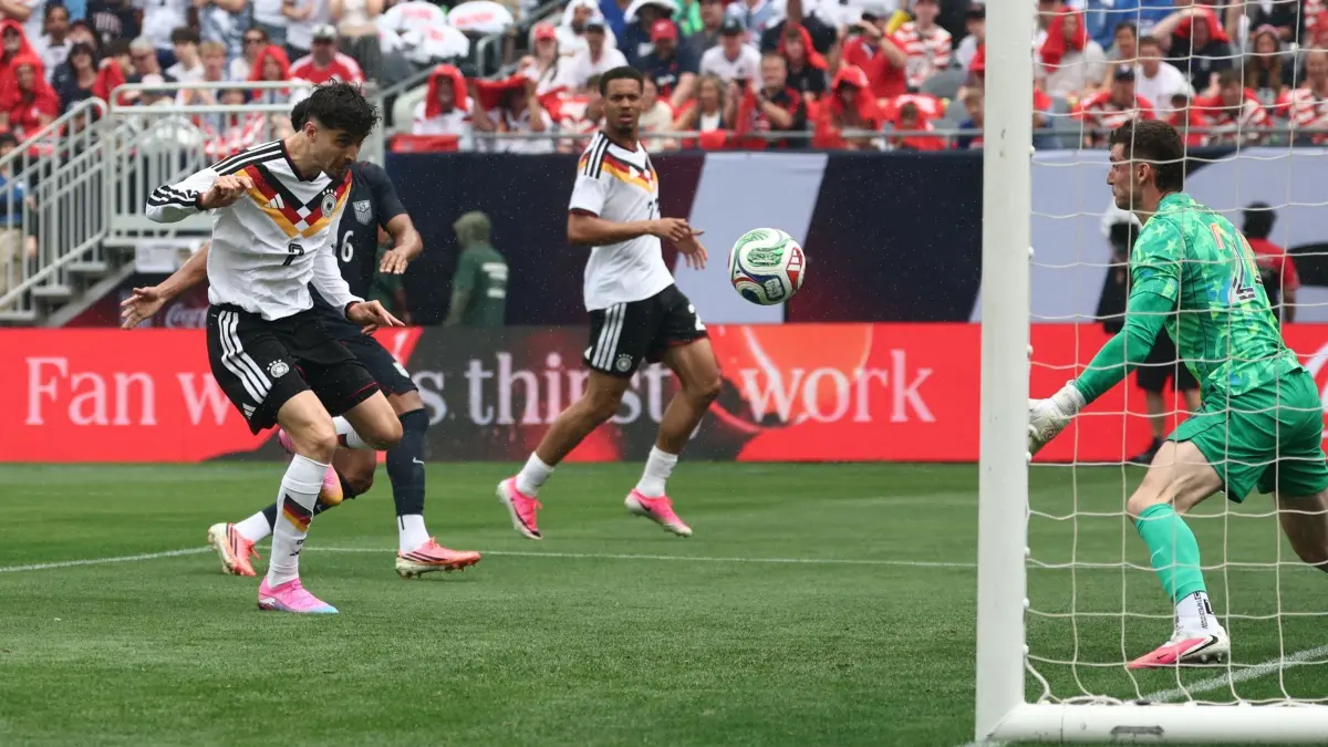 USA - Deutschland: 06.06.2026, USA, Chicago: Fußball, Männer, Nationalmannschaft, Vorbereitung auf die Fußball-WM 2026, Länderspiel, USA - Deutschland im Soldier Field. Kai Havertz (l, Deutschland) erzielt das Tor zum 0:1 gegen Torhüter Matt Freese (USA). Foto: Christian Charisius/dpa +++ dpa-Bildfunk +++