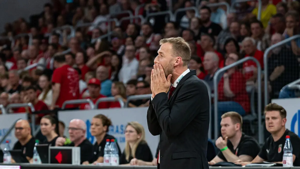 Bamberg Baskets - Alba Berlin: 06.06.2026, Bayern, Bamberg: Basketball, Männer: Bundesliga, Bamberg Baskets - Alba Berlin, Meisterschaftsrunde, Halbfinale, 4. Spieltag, Brose Arena. Headcoach Anton Gavel (Bamberg Baskets) reagiert auf das Spielgeschehen. Foto: Daniel Löb/dpa +++ dpa-Bildfunk +++