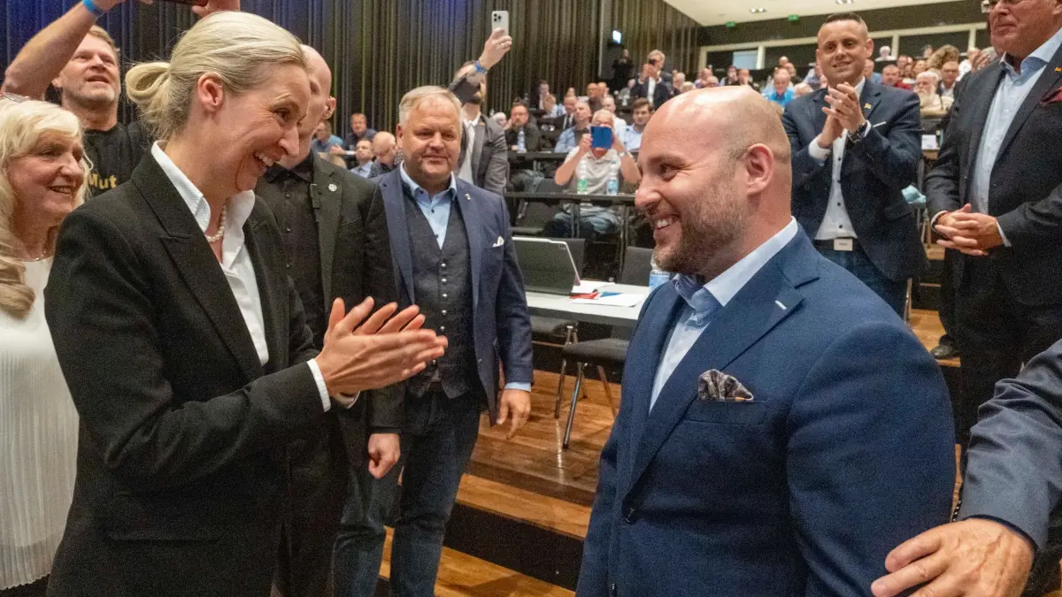 AfD-Landesparteitag Baden-Württemberg: 06.06.2026, Baden-Württemberg, Heidenheim: Alice Weidel (AfD), Bundesvorsitzende, gratuliert im Congress Centrum beim AfD-Landesparteitag Markus Frohnmaier (AfD), Landesvorsitzender Baden-Württemberg, zu seiner Wiederwahl. (zu dpa: «AfD beschwört Widerstand gegen neue Landesregierung») Foto: Stefan Puchner/dpa +++ dpa-Bildfunk +++